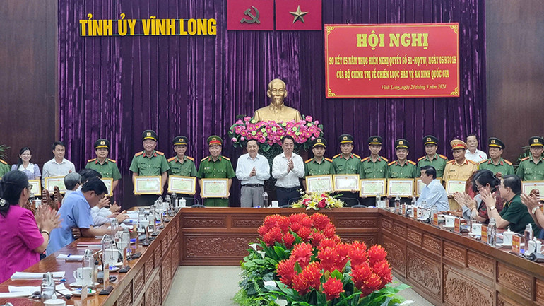 Lãnh đạo tỉnh Vĩnh Long khen thưởng cho những cá nhân có thành tích xuất sắc.