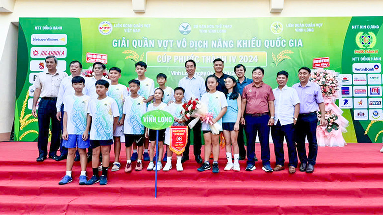 Chụp hình lưu niệm tại Giải quần vợt vô địch năng khiếu quốc gia năm 2024.