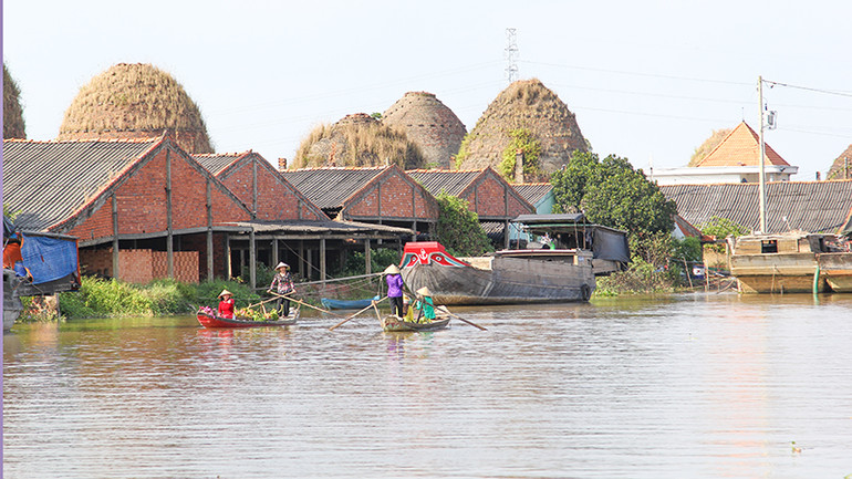 Du khách bên dòng kênh Thầy Cai.