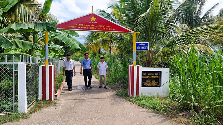 Ông 2 Minh bán cả căn nhà để làm tuyến đường đan cho người dân đi lại dễ dàng.