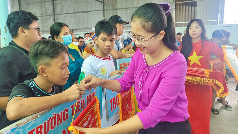 Lãnh đạo Sở Lao động-Thương binh và xã hội tỉnh Vĩnh Long trao cờ lưu niệm cho các đơn vị.