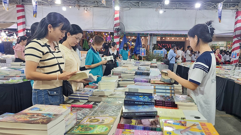 Nhiều bạn trẻ chăm chú đọc sách.