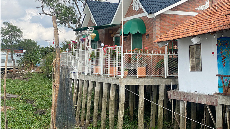 Nhiều căn nhà nằm trong vùng nguy hiểm.