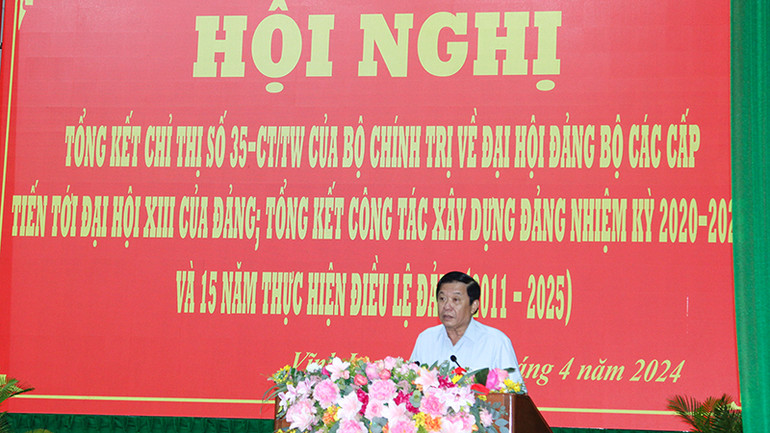 Bí thư Tỉnh ủy Vĩnh Long Bùi Văn Nghiêm phát biểu tại hội nghị.