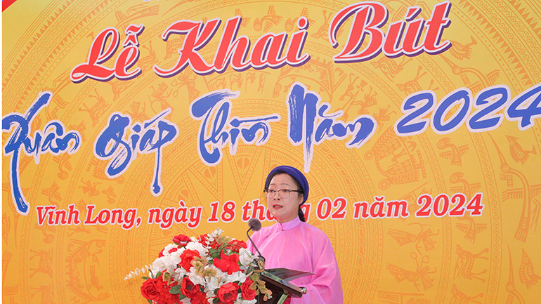 Phó Chủ tịch Ủy ban nhân dân tỉnh Vĩnh Long Nguyễn Thị Quyên Thanh phát biểu tại buổi lễ khai bút đầu xuân.