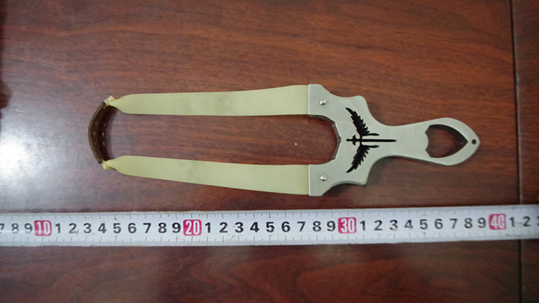 Ná thun của 2 thiếu niên bị công an thu giữ.