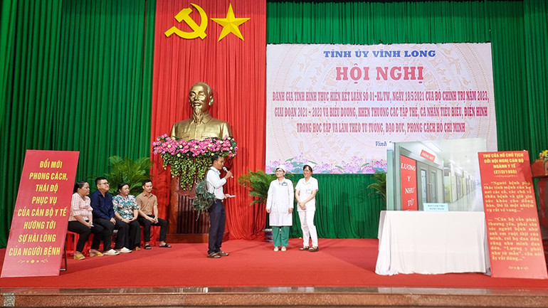 Một tiểu phẩm được biểu diễn tại hội nghị.