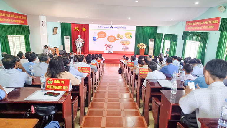 Chuyên gia trình bày tham luận tại hội thảo.