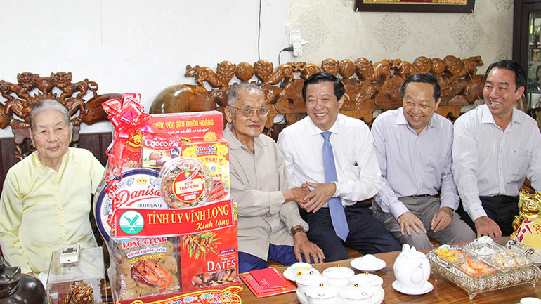 Đoàn lãnh đạo tỉnh Vĩnh Long thăm và chúc Tết gia đình nguyên Bí thư Tỉnh ủy Vĩnh Long Nguyễn Ký Ức.