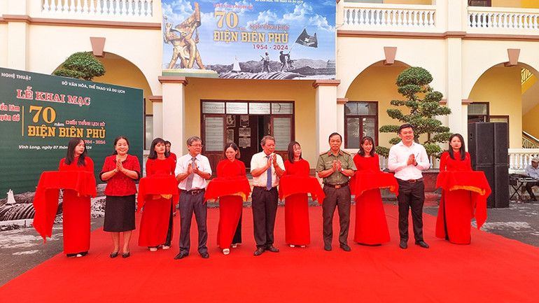 Cắt băng khai mạc triển lãm.