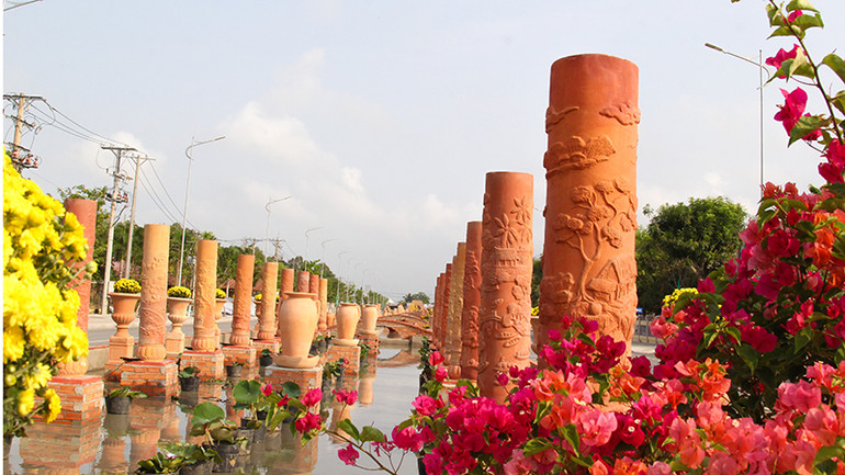 Một trong những tiểu cảnh đường gốm đỏ và hoa Vĩnh Long.