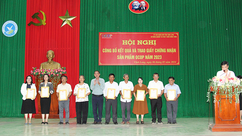 Trao giấy chứng nhận cho các chủ thể đạt sản phẩm OCOP 4 sao.