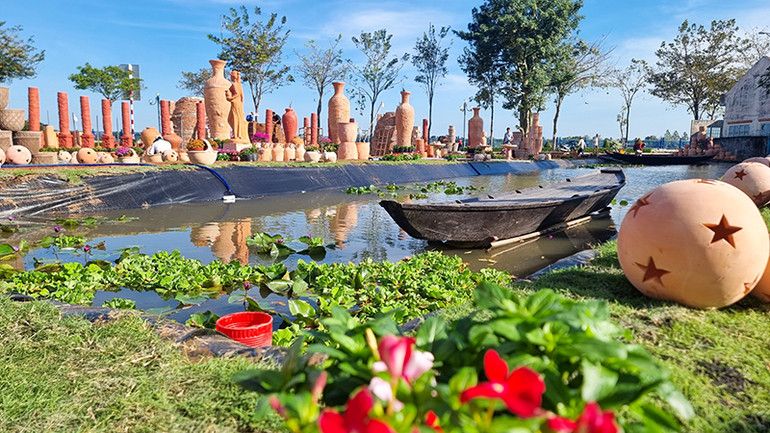Công viên gốm đỏ Vĩnh Long.