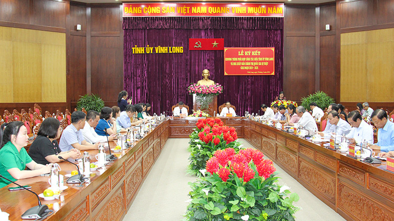 Quang cảnh lễ ký kết.