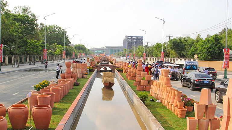 Một đoạn đường gốm đỏ và hoa.