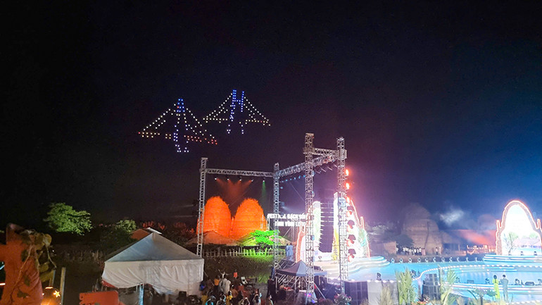 Trình diễn công nghệ hiện đại drone light đặc sắc về những danh lam nổi tiếng tỉnh Vĩnh Long.