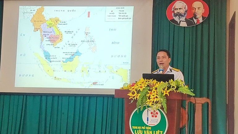 Diễn giả đang trình bày tuyên truyền về biển đảo quê hương. Diễn giả đang trình bày tuyên truyền về biển đảo quê hương.