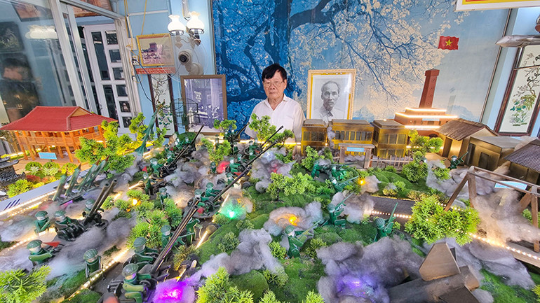 Ông 2 Minh bên mô hình sa bàn nhà mình.