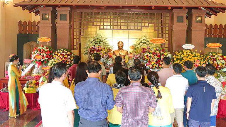 Đoàn đại biểu dâng hương tưởng nhớ Thủ tướng Chính phủ Võ Văn Kiệt.