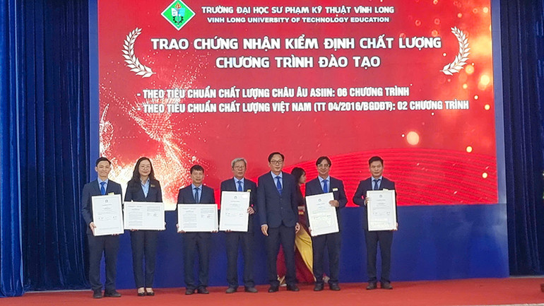 Trao chứng nhận kiểm định chất lượng đào tạo cho Trường.