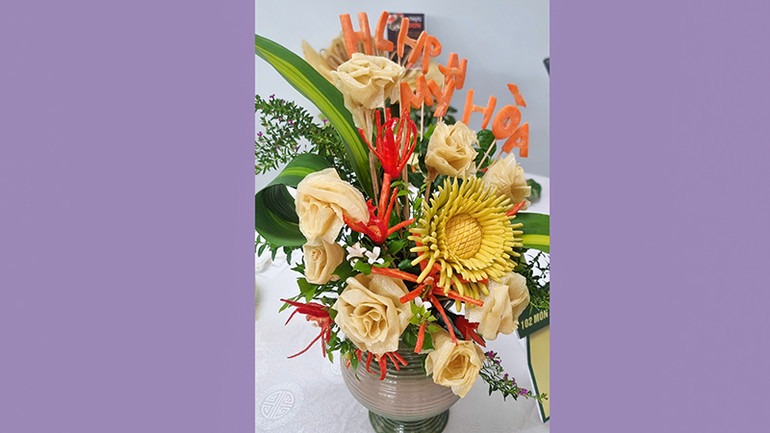 Những bông hoa được chế biến từ tàu hũ ky. Những bông hoa được chế biến từ tàu hũ ky.