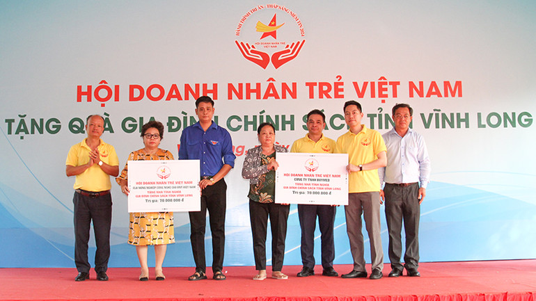 Trao 2 căn nhà cho gia đình chính sách.