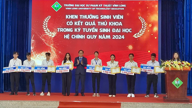 Khen thưởng sinh viên có kết quả thủ khoa năm 2024.