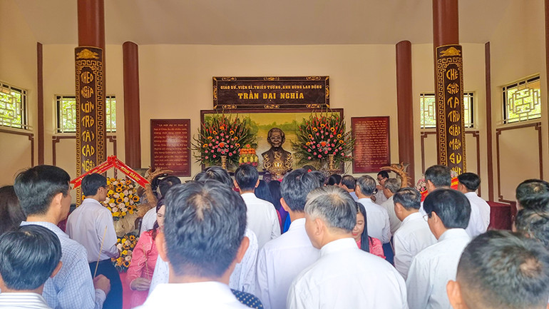 Viếng và thắp hương tại khu tưởng niệm Giáo sư, Viện sĩ Trần Đại Nghĩa tại huyện Tam Bình, tỉnh Vĩnh Long.