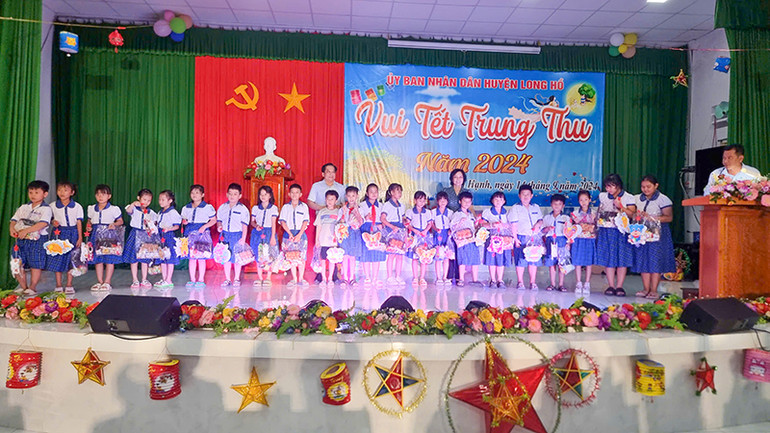 Lãnh đạo tỉnh Vĩnh Long trao quà trung thu cho các em thiếu nhi.