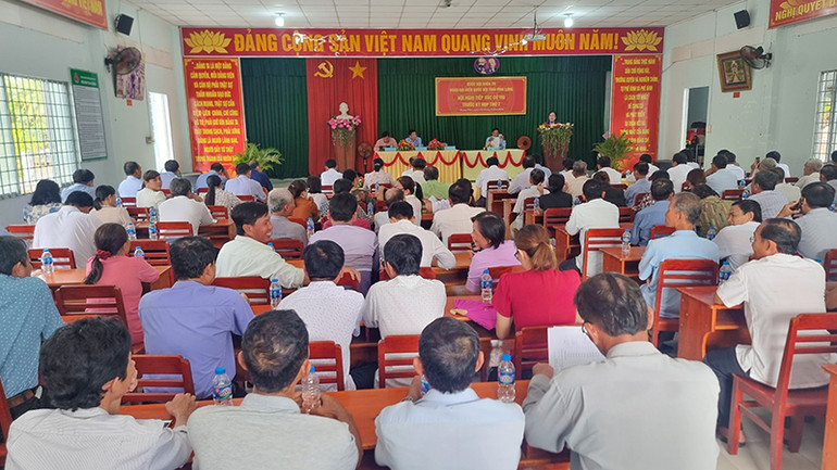 Quang cảnh buổi tiếp xúc cử tri tại huyện Mang Thít sáng 4/5.