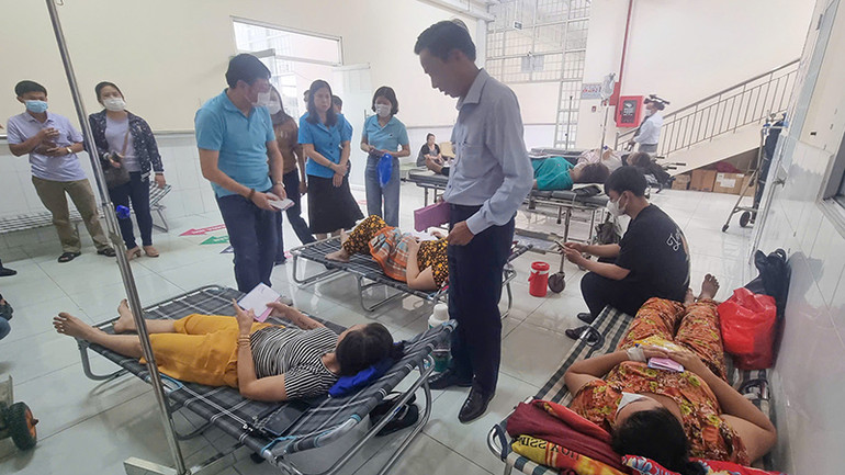 Nhiều công nhân nhập viện sau bữa ăn trưa công nhân