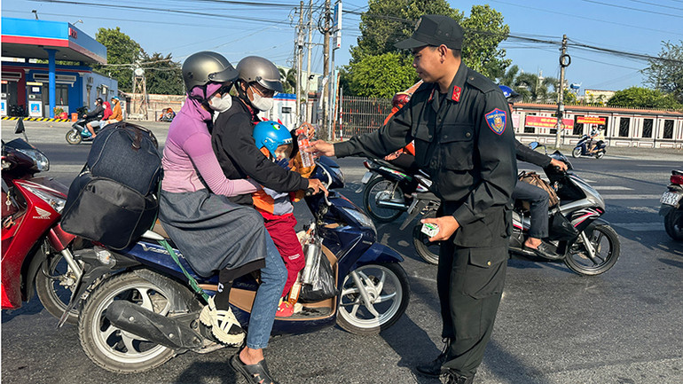 Nhiều lực lượng chức năng của Công an Vĩnh Long cũng tham gia.