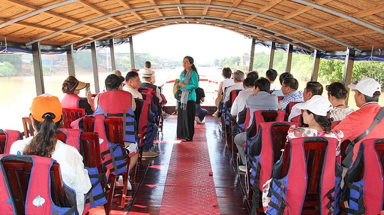 Du khách tham quan làng nghề gạch, gốm Mang Thít.