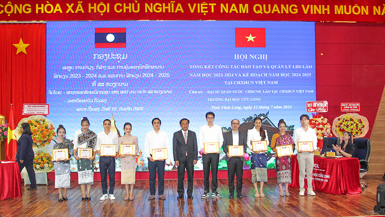 Khen thưởng cho lưu học sinh Lào đạt thành tích tốt.