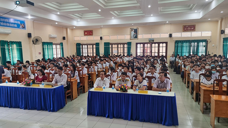 Đông đảo học sinh chú ý lắng nghe. Đông đảo học sinh chú ý lắng nghe.