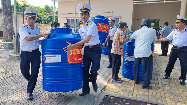 Lực lượng Cục kỹ thuật Hải quân vận chuyển bồn chứa nước đến nhà người dân.