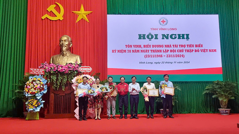 Trao Bằng khen cho những tập thể và cá nhân tích cực đóng góp trong công tác xã hội, từ thiện, nhân đạo trên địa bàn tỉnh Vĩnh Long.