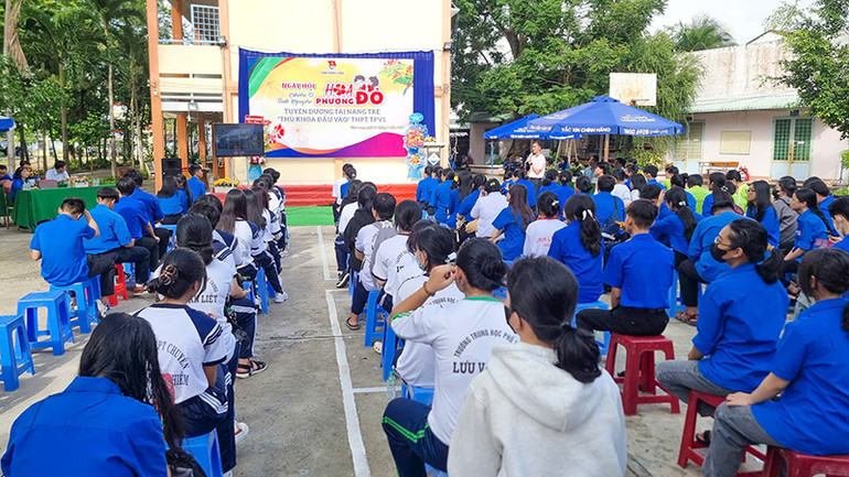 Đại biểu và đoàn viên cùng trải nghiệm thực tế ảo "Số hóa Khu tưởng niệm Giáo sư Viện sĩ Trần Đại Nghĩa".