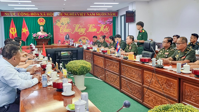 Trung tướng Yong Mao phát biểu tại buổi làm việc.