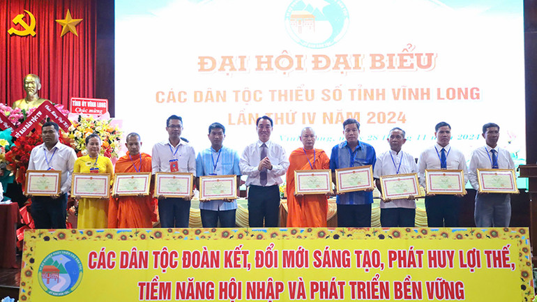 Chủ tịch Ủy ban nhân dân tỉnh Vĩnh Long Lữ Quang Ngời tặng Bằng khen cho những cá nhân có thành tích tiêu biểu, xuất sắc trong phong trào thi đua yêu nước giai đoạn 2019-2024.