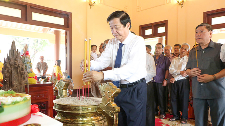 Đồng chí Bùi Văn Nghiêm, Ủy viên Trung ương Đảng, Bí thư Tỉnh ủy Vĩnh Long dâng hương tưởng nhớ Thủ tướng Chính phủ Võ Văn Kiệt.
