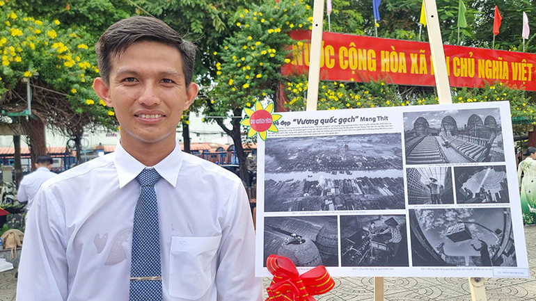 Huy chương Vàng thể loại ảnh trắng đen được trao cho tác phẩm “Vẻ đẹp vương quốc gạch Mang Thít” của tác giả Trần Thanh Sang (tỉnh Vĩnh Long).