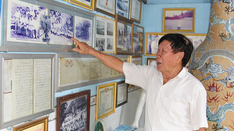 Ông 2 Minh lưu giữ những kỷ niệm thời học sinh.