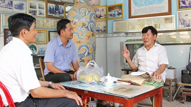 Lãnh đạo xã Nhơn Bình thường xuyên đến trao đổi công việc và tâm sự với ông 2 Minh.