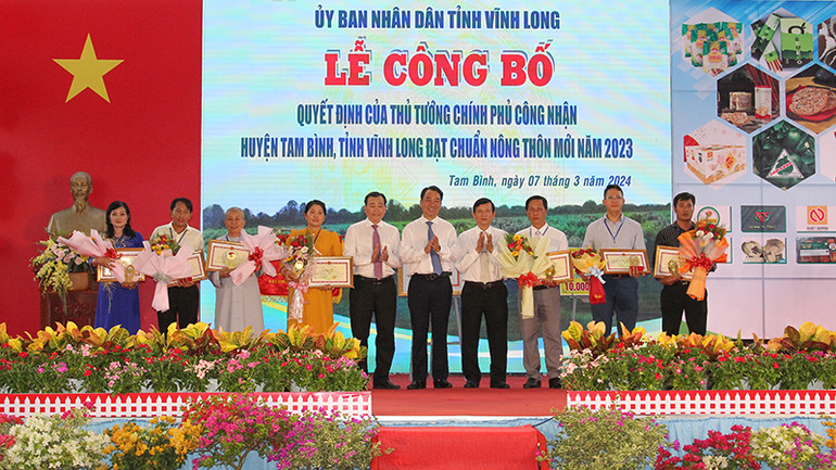 Lãnh đạo tỉnh Vĩnh Long trao bằng khen cho những cá nhân có nhiều đóng góp trong xây dựng nông thôn mới huyện Tam Bình. Lãnh đạo tỉnh Vĩnh Long trao bằng khen cho những cá nhân có nhiều đóng góp trong xây dựng nông thôn mới huyện Tam Bình.