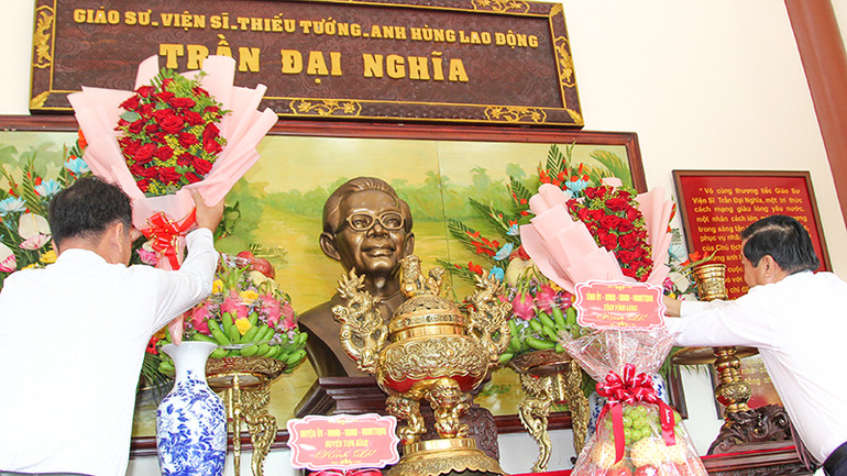 Lãnh đạo tỉnh Vĩnh Long dâng hoa viếng Giáo sư, Viện sĩ Trần Đại Nghĩa.
