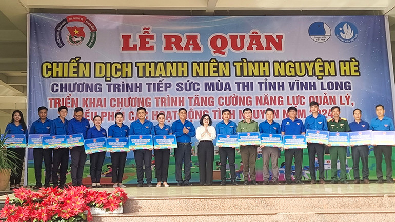 Trao bảng tượng trưng nguồn lực phấn đấu thực hiện trong toàn bộ chiến dịch của các đơn vị đoàn trực thuộc.