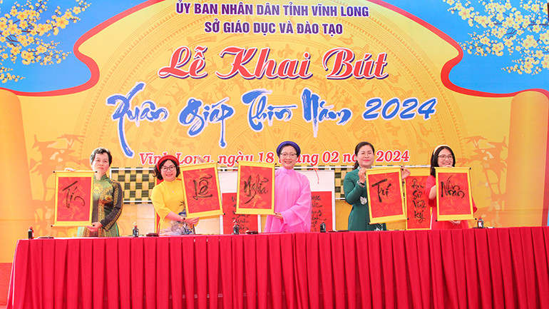 Lãnh đạo tỉnh Vĩnh Long cùng sở, ngành tỉnh khai bút đầu xuân.