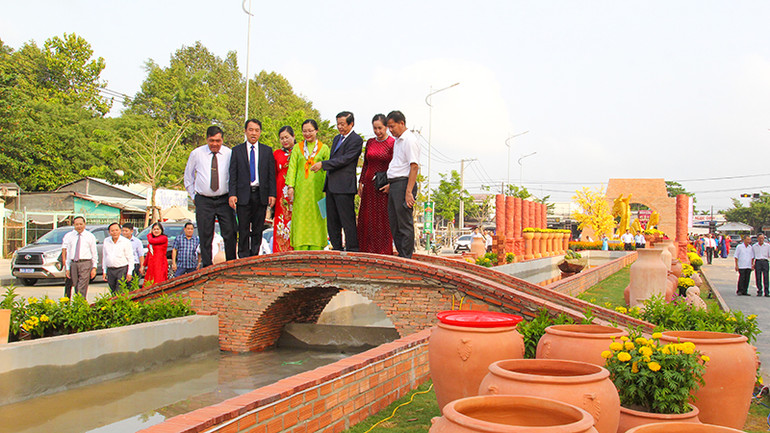 Lãnh đạo tỉnh Vĩnh Long tham quan đường gốm đỏ và hoa.