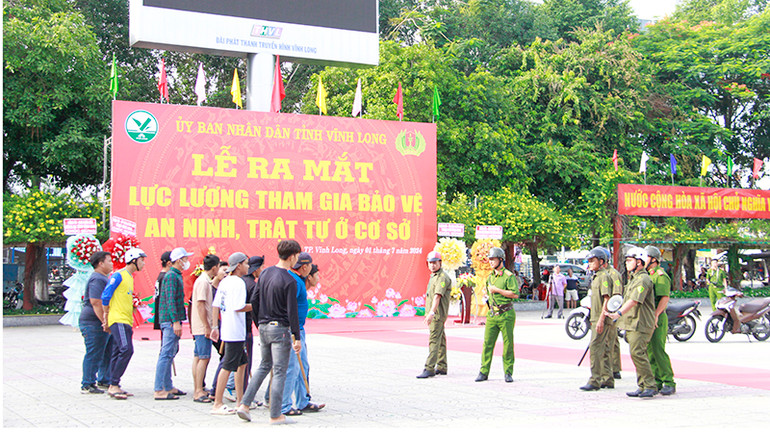 Tổ bảo vệ an ninh trật tự cơ sở biểu diễn trấn áp tội phạm tại buổi lễ.